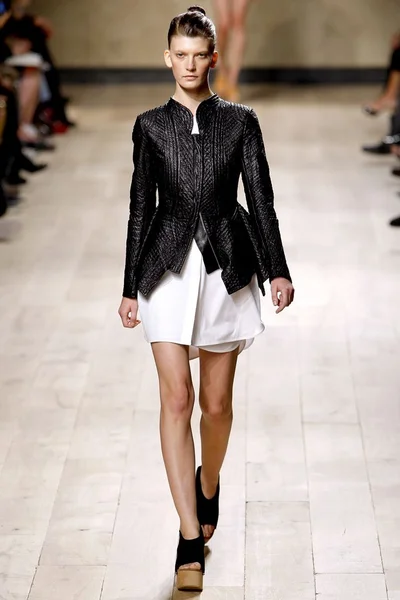 Look 16
